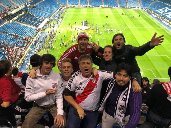 Para siempre. Fabián y Quique, con amigos en el Bernabéu. Foto: Facebook.