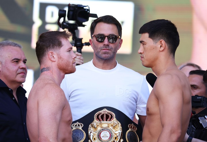 Eddie Hearn (en el centro) es uno de los hombres más poderosos del boxeo mundial. Foto: Al Bello / Getty Images / AFP.