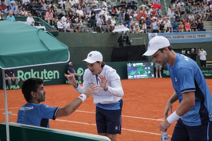 Guillermo Coria, Máximo González y Horacio Zeballos en el duelo ante República Checa por los Qualifiers 2022. Foto Prensa AAT