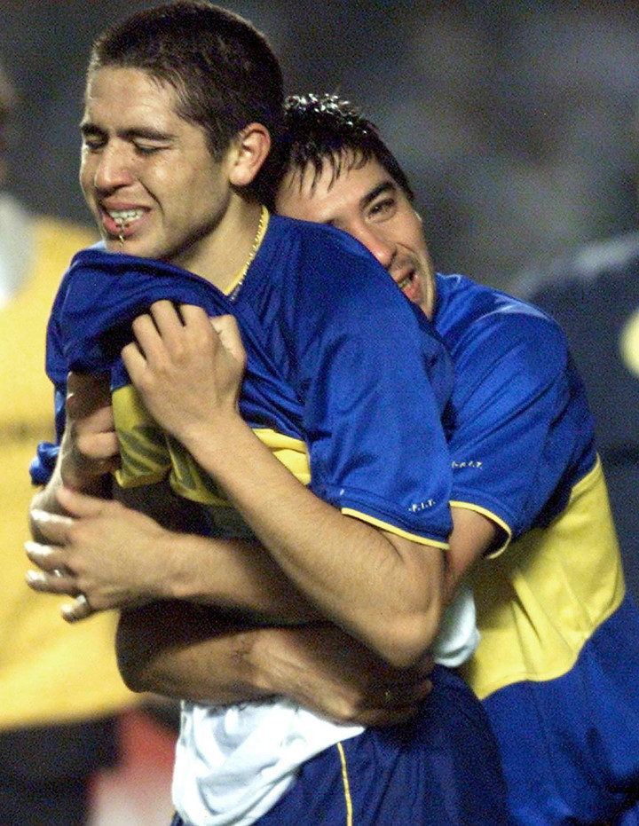 Juan Román Riquelme y José Horacio Basualdo festejan en el Morumbí ante Palmeiras para primera copa del ciclo Bianchi. Foto: AFP PHOTO/Vanderlei ALMEIDA