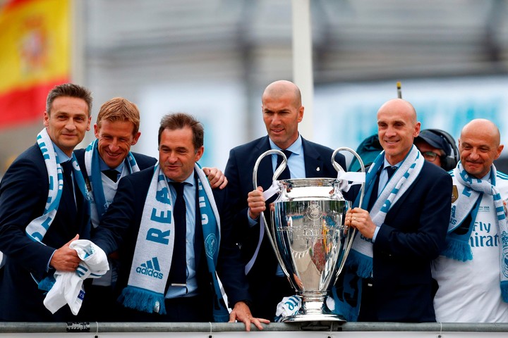 Antonio Pintus (a la derecha, junto a Zinedine Zidane) ha sido partícipe de la obtención de cuatro ediciones de la Champions League con Real Madrid. Foto: Benjamín Cremel / AFP.