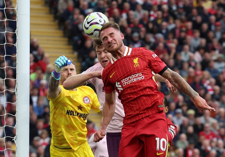 Alexis Mac Allister intenta peinar la pelota. Foto: REUTERS/Phil Noble