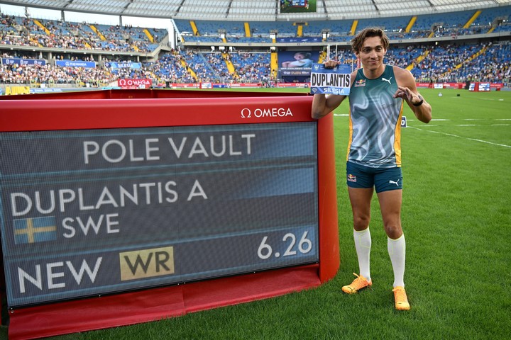 Armand Duplantis celebró en Polonia su récord mundial de 6,26 metros.
Foto EFE