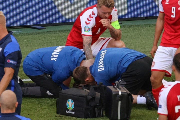 Simon Kjaer salvó a su compañero Eriksen de que se ahogara con su propia lengua. 
Foto: AFP