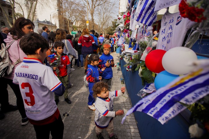 Chicos, grandes y ancianos en la despedida. Foto: AP Matilde Campodonico.