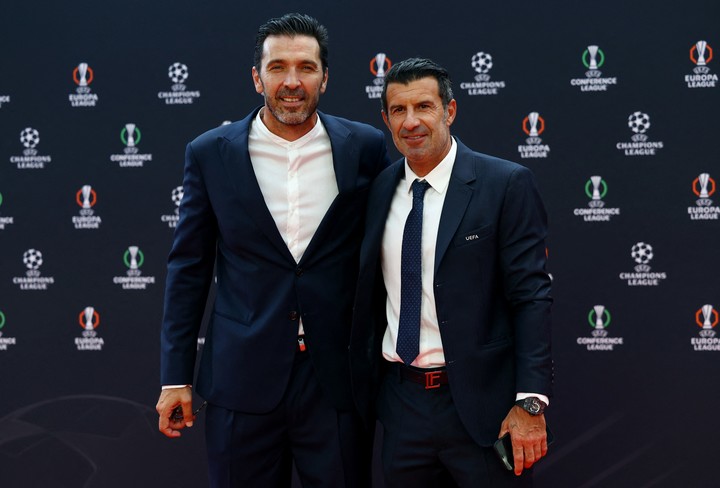 Buffon con Figo, en el sorteo de la Champions.
REUTERS/Manon Cruz