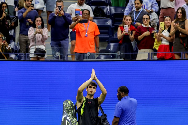 Llamativamente, Alcaraz se disculpó con el público tras quedar eliminado del US Open. Foto: EFE/EPA/Sarah Yenesel