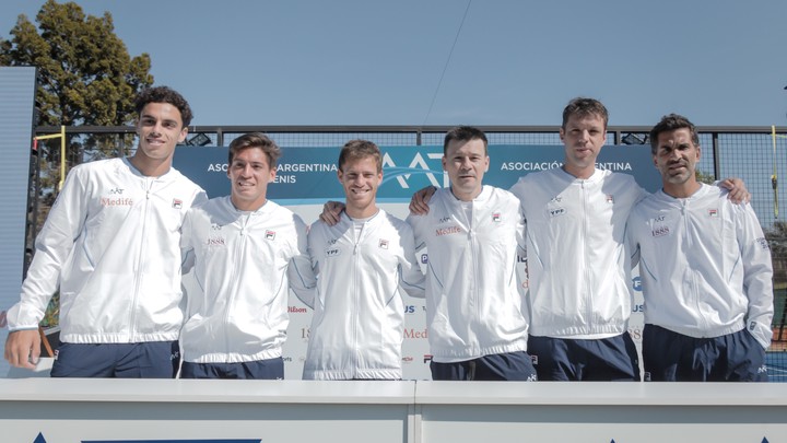 Francisco Cerúndolo, Sebastián Báez, Diego Schwartzman, el capitán Guillermo Coria, Horacio Zeballos y Máximo González.  Foto Omar Rasjido/Prensa AAT