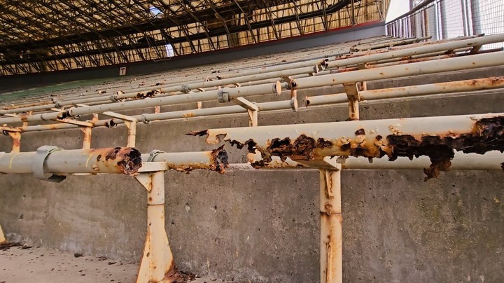 La platea techada está clausurada por riesgo de derrumbe.