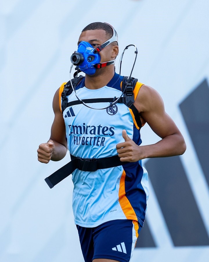 El francés Kylian Mbappé corre con una máscara de entrenamiento durante la sesión del miércoles del plantel de Real Madrid. Foto: Real Madrid.