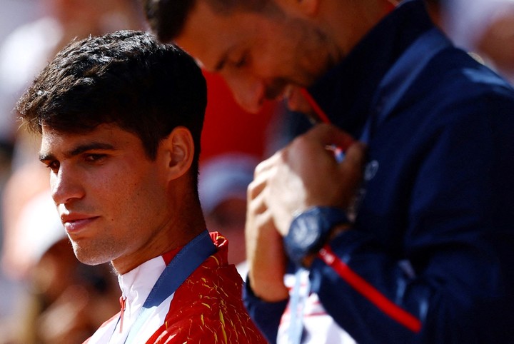 Alcaraz perdió en dos tiebreaks ante Djokovic y se quedó con la medalla de plata en París 20024. Foto: REUTERS/Edgar Su 