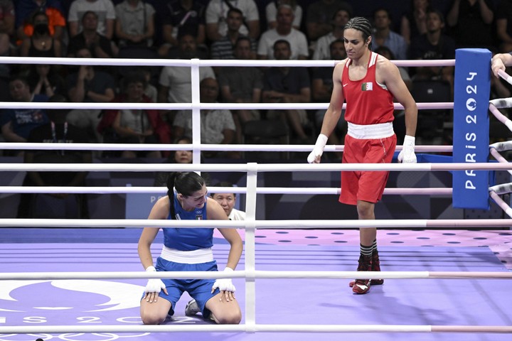 La italiana Angela Carini llora tras abandonar su combate contra Imane Khelif. Foto: Ciro Fusco / ANSA.