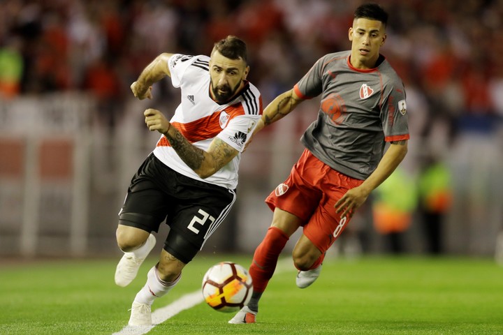 Maximiliano Meza ante River, en la Libertadores 2018.