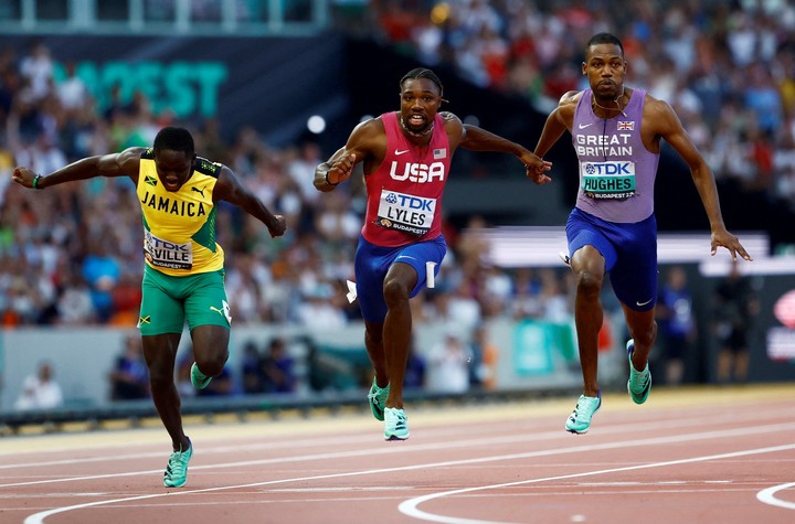 Noah Lyles supera en la final del mundial a Zharnel Hughes y Oblique Seville. Foto: REUTERS/Sarah Meyssonnier