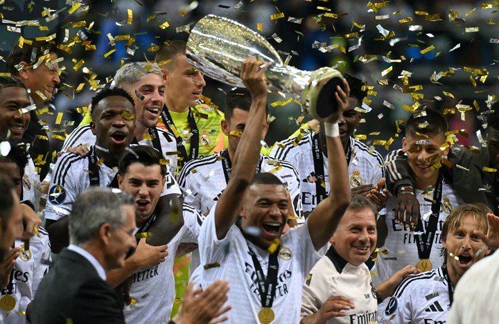 Mbappé levanta la Supercopa de Europa tras su primer partido en Real Madrid. Foto Sergei GAPON / AFP