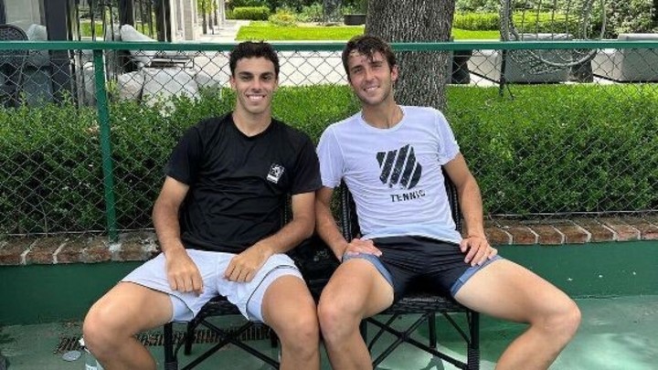 Los tenistas Francisco Cerúndolo y Tomás Etcheverry, juntos durante un entrenamiento.