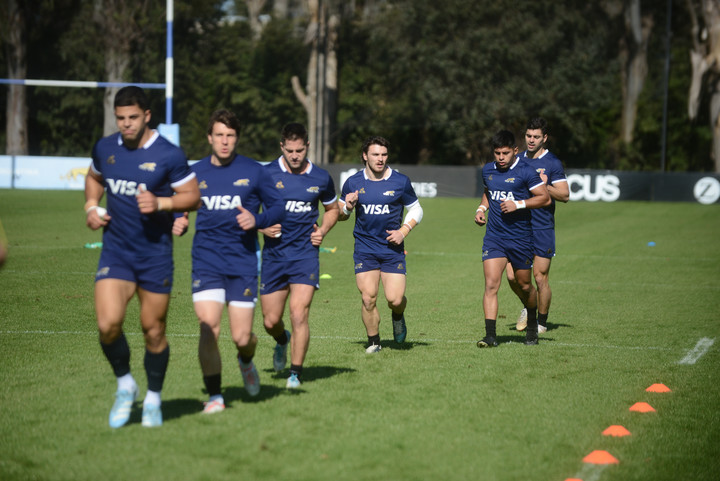 Fila india en el entrenamiento de Los Pumas. Foto: Luciano Thieberger. 