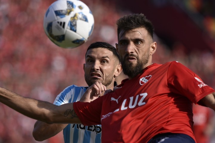 Gran ataque contra buena defensa. Maravilla Martínez es el goleador de Racing y Joaquín Laso es un referente de la defensa de Independiente. Hoy protagonizarán un gran duelo.  Foto: Fotobaires