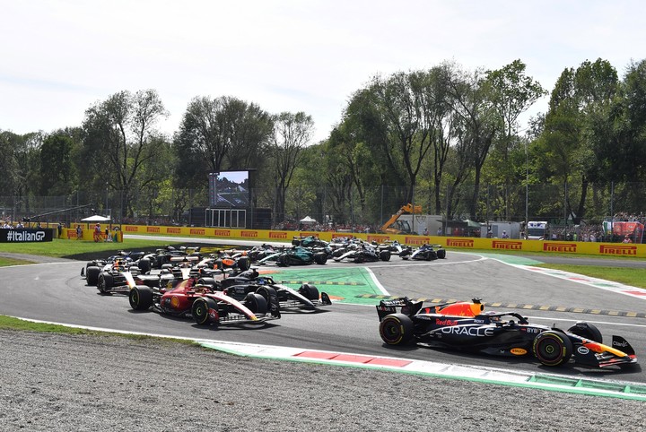 Verstappen al frente en Monza, en 2023. REUTERS/Jennifer Lorenzini