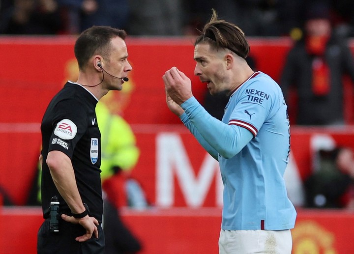 Stuart Attwell, el árbitro de la discordia. Aquí, discutiendo con el jugador del Manchester City, Jack Grealish.
Foto: Reuter