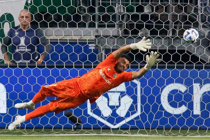 Sergio Chiquito Romero, clave en los penales ante Palmeiras. Foto: Miguel SCHINCARIOL / AFP