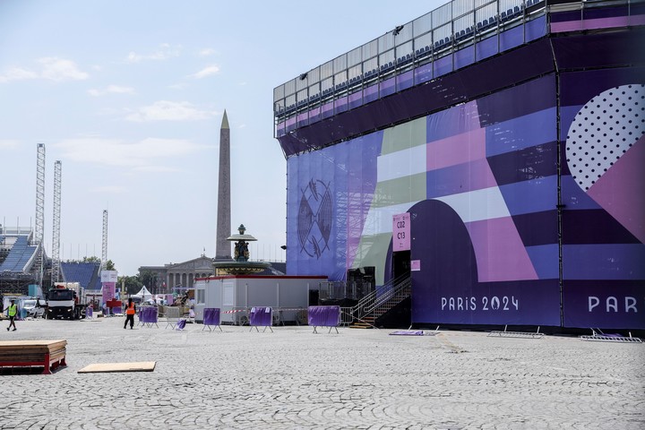 El parque de la Plaza de la Concordia empieza a ser desarmado. 
Foto: EFE