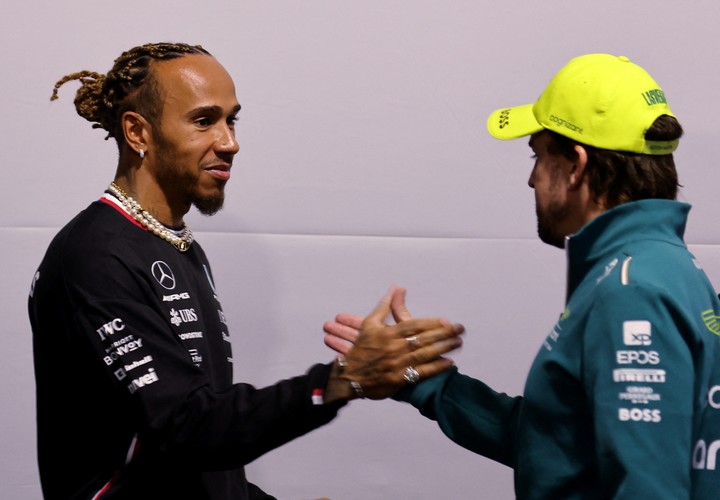 Hamilton y Verstappen, dos veteranos que no se guardan nada. Foto: REUTERS / Mike Blake.