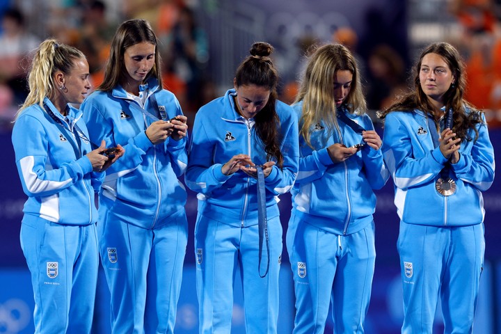 Las Leonas revisan la medalla de bronce en el podio. REUTERS/Adnan Abidi