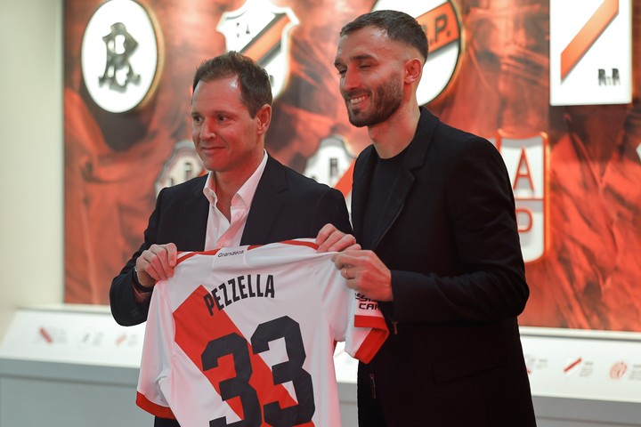 Germán Pezzella (d) posa con el presidente de River Plate, Jorge Brito. Foto: EFE/ Juan Ignacio Roncoroni