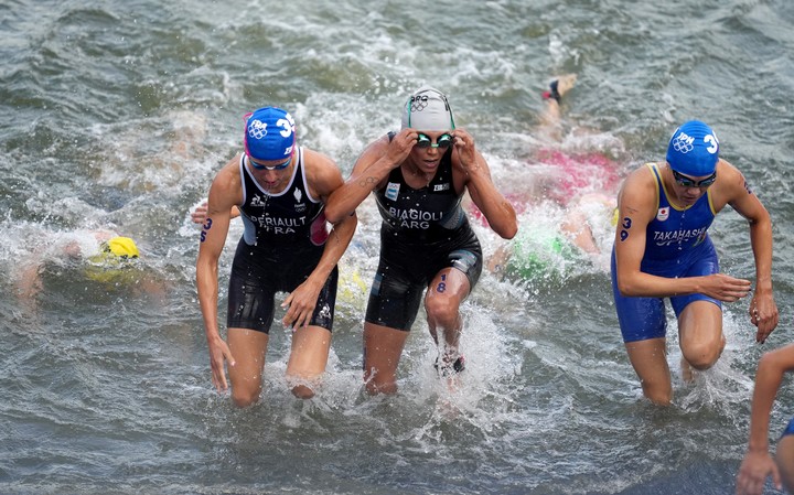 Romina Biagioli, durante la prueba femenina de triatlón. Foto: REUTERS/Aleksandra Szmigiel