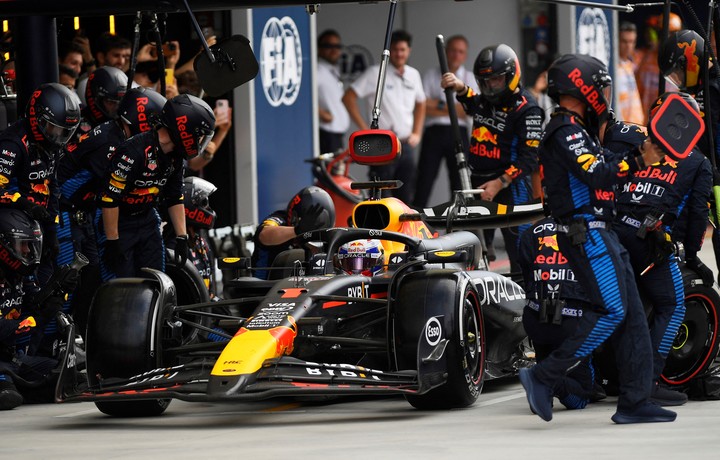 Una parada que enfureció a Max Verstappen. Foto: Massimo Pinca/Pool via REUTERS