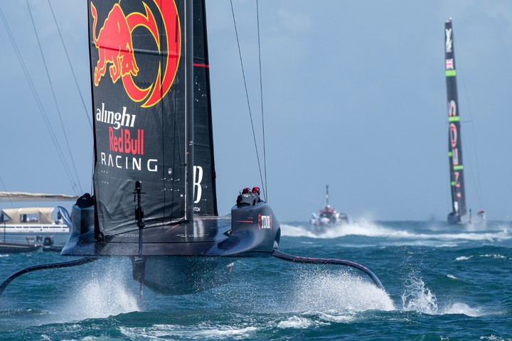 Alinghi Red Bull Racing de Suiza compitiendo contra el inglés Ineos Britannia. En el desarrollo del barco intervino el equipo de F1 Red Bull. Foto America's Cup