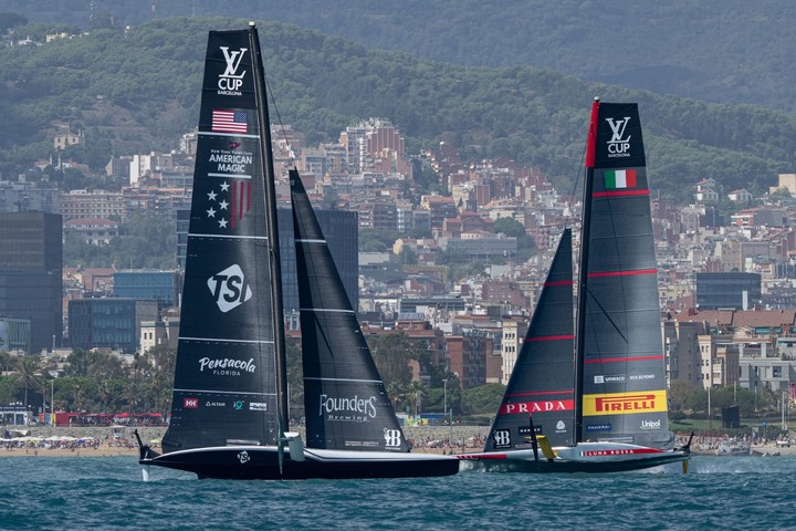 Luna Rossa Prada Pirelli de Italia versus American Magic de Estados Unidos en una de las últimas regatas del todos contra todos (Round Robin) de la Louis Vuitton Cup que determinará el desafiante del campeón, Team New Zealand. Foto America's Cup