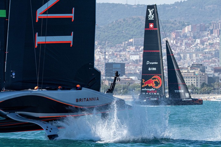 Ineos Britannia, el barco inglés, derrotó cómodamente al suizo Alinghi Red Bull. Inglaterra organizó la primera competencia en 1851 pero nunca pudo ganar la Jarra de las Cien Guineas. Foto America's Cup