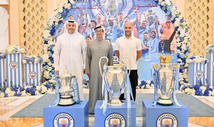 Pep Guardiola junto a Sheikh Mansour y Khaldoon Al Mubarak. 