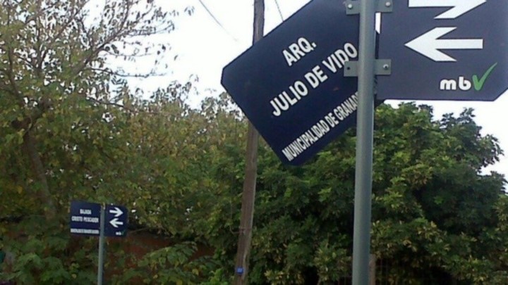 Calle Julio De Vido, en Granadero Baigorria. Duró algunos años y fue removida tras los escándalos de corrupción. 