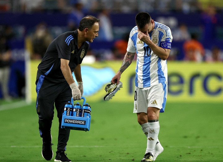 Lionel Messi al momento de la lesiión. Foto: REUTERS/Agustin Marcarian