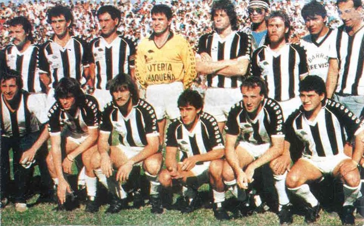 El equipo de Chaco For Ever campeón del Nacional B 1988/89, con el valioso aporte de Hugo Mario Noremberg (abajo, el tercero desde la izquierda).