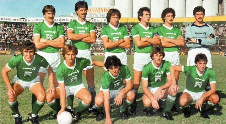 Hugo Mario Noremberg (abajo, el cuarto desde la izquierda) formó parte del equipo de Ferro que ganó el Nacional de 1984.