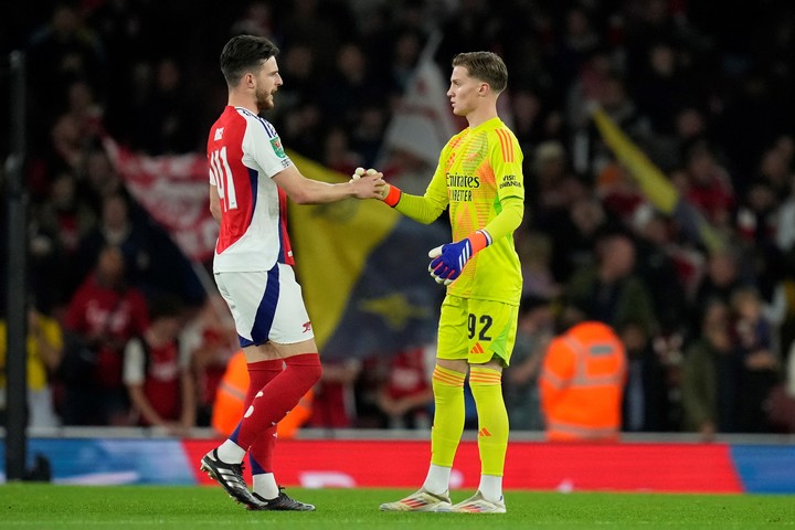 Jack Porter junto a Declan Rice antes del comienzo del partido. (AP Photo/Kirsty Wigglesworth)