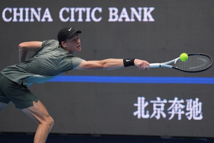 Jannik Sinner está disputando el ATP 500 de Beijing. Foto: Ng Han Guan / AP.