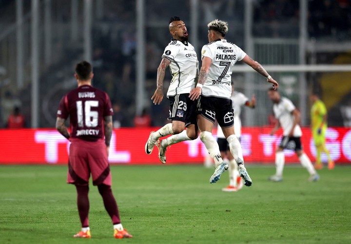 Arturo Vidal y Carlos Palacios festejando el gol de Colo Colo en la ida. REUTERS/Ivan Alvarado