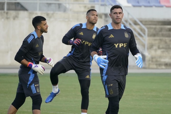 El Dibu Martínez junto a Rulli y Benítez en la práctica de la Selección. (Fernando De la Orden, enviado especial)