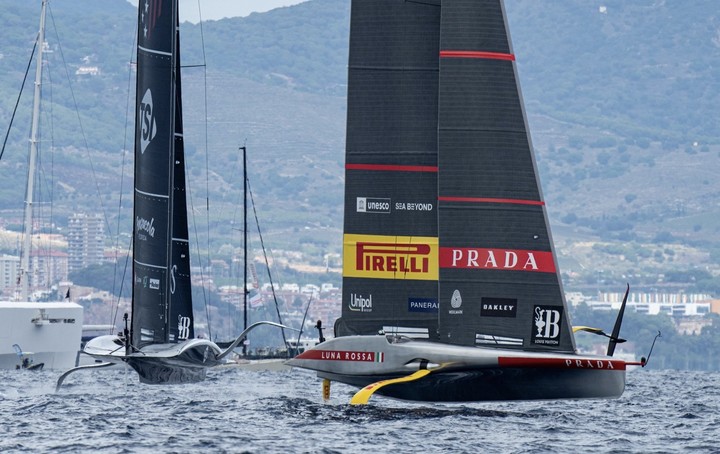 Apasionantes regatas entre American Magic y Luna Rossa que, tras una rotura en la séptima regata de la Louis Vuitton Cup, puso entre signos de interrogación su pase a la final. Foto Ian Román, America´s Cup