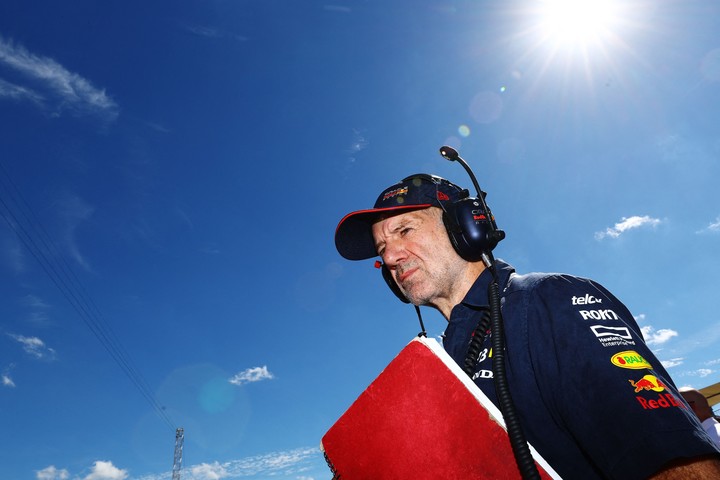 El jefe: Newey en pista, siguiendo al detalle el rendimiento de sus autos.
Foto: AFP