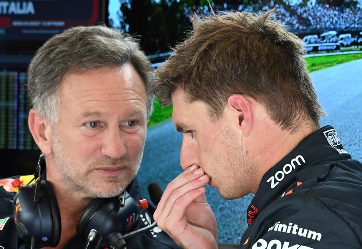 Christian Horner, el jefe de Red Bull, charla con Max Verstappen. Foto: EFE/EPA/Daniel Dal Zennaro