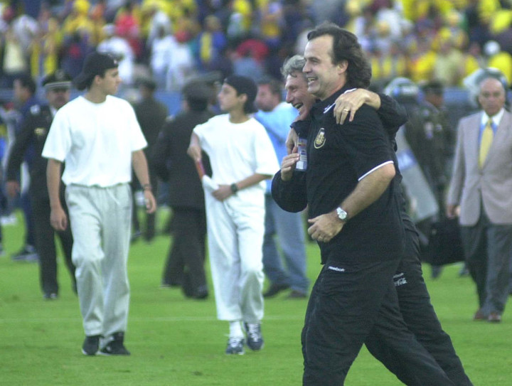 Marcelo Bielsa y José Pekerman festejan en Quito el triunfo ante Ecuador y la clasificación al Mundial 2002. 