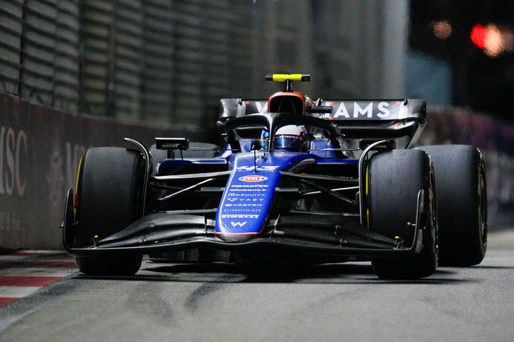 Colapinto con su coche de Williams antes de las modificaciones. (AP Photo/Vincent Thian)