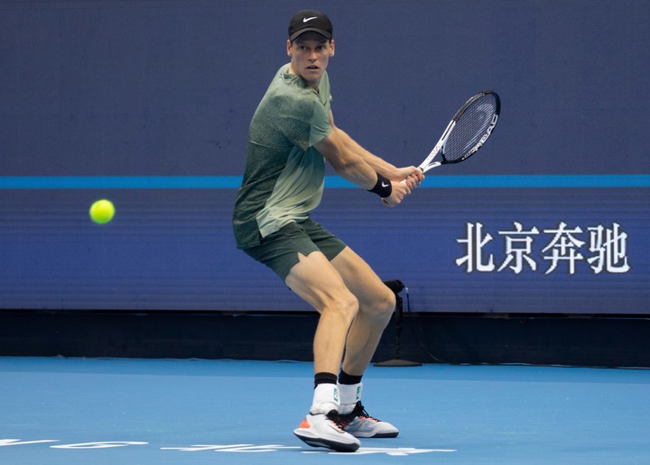 Con los ojos del mundo sobre él, Sinner irá este martes por las semis de Beijing. Foto EFE/EPA/JESSICA LEE