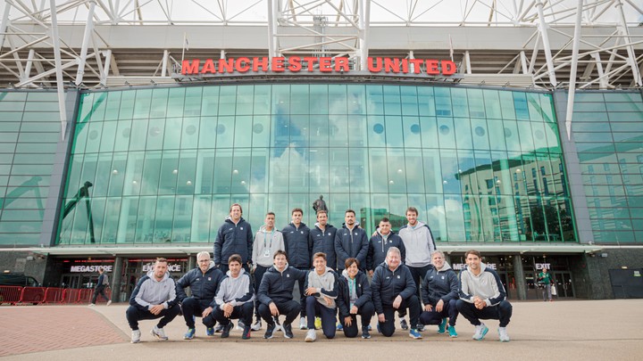 Todo el equipo argentino se dio el gusto de conocer la casa de unos de los clubes más emblemáticos del fútbol inglés. Foto Omar Rasjido / Prensa AAT